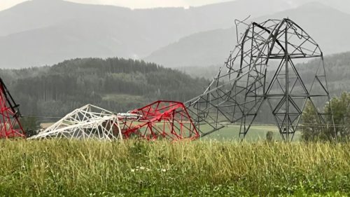 Umgeknickter Strommast.